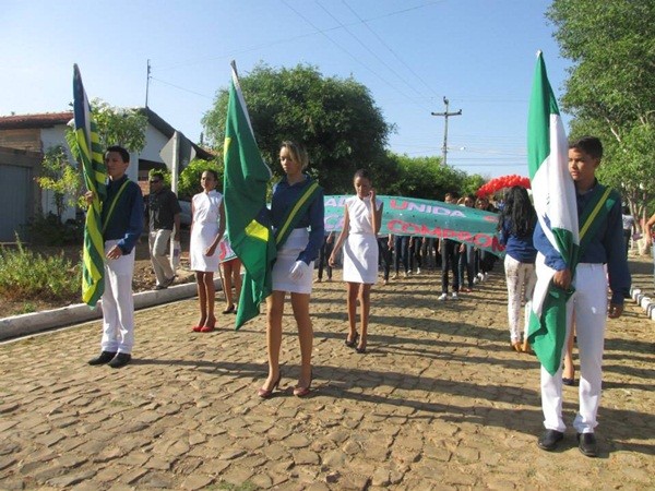 Público prestigia Desfile Cívico das escolas municipais que tiveram educação, avanço e desafio como tema - Imagem 93