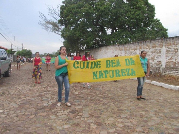 UESM realiza desfile cívico com o tema: “50 anos de educação de qualidade transformando vidas” - Imagem 17