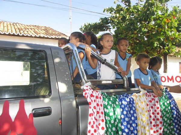 Público prestigia Desfile Cívico das escolas municipais que tiveram educação, avanço e desafio como tema - Imagem 41