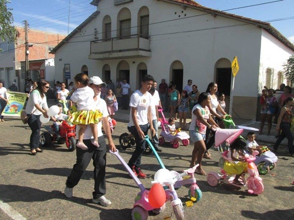 Público prestigia Desfile Cívico das escolas municipais que tiveram educação, avanço e desafio como tema - Imagem 26