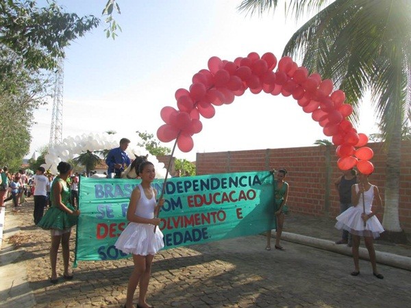 Público prestigia Desfile Cívico das escolas municipais que tiveram educação, avanço e desafio como tema - Imagem 57