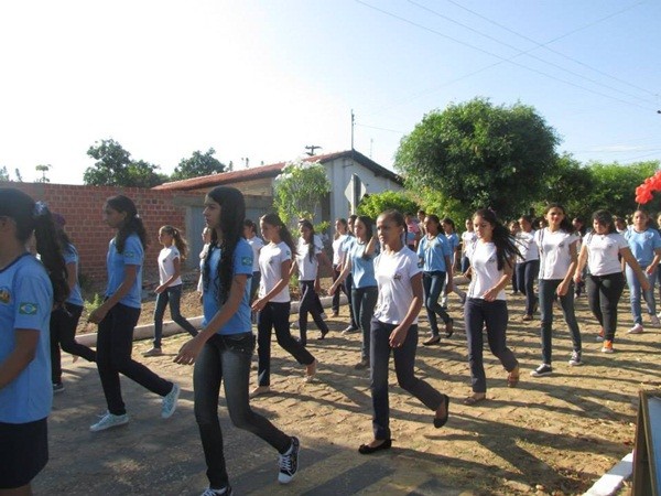 Público prestigia Desfile Cívico das escolas municipais que tiveram educação, avanço e desafio como tema - Imagem 38