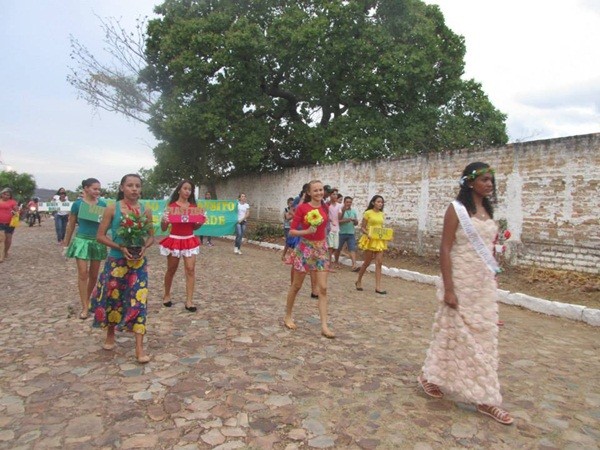 UESM realiza desfile cívico com o tema: “50 anos de educação de qualidade transformando vidas” - Imagem 14