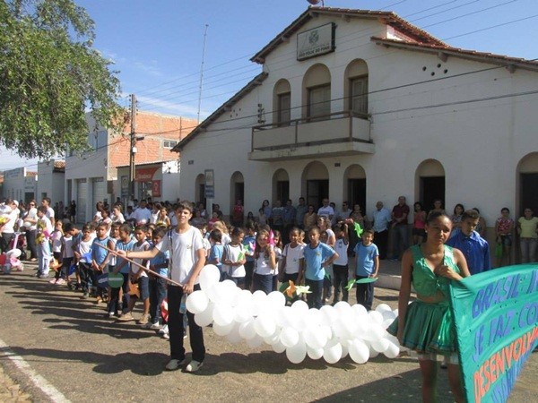 Público prestigia Desfile Cívico das escolas municipais que tiveram educação, avanço e desafio como tema - Imagem 48
