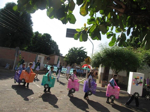 Público prestigia Desfile Cívico das escolas municipais que tiveram educação, avanço e desafio como tema - Imagem 98
