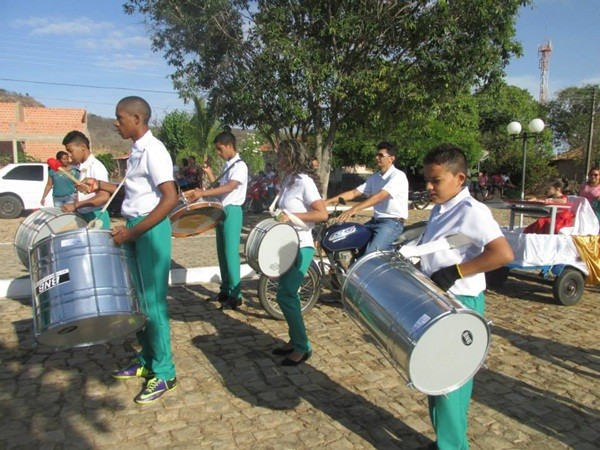 Público prestigia Desfile Cívico das escolas municipais que tiveram educação, avanço e desafio como tema - Imagem 21