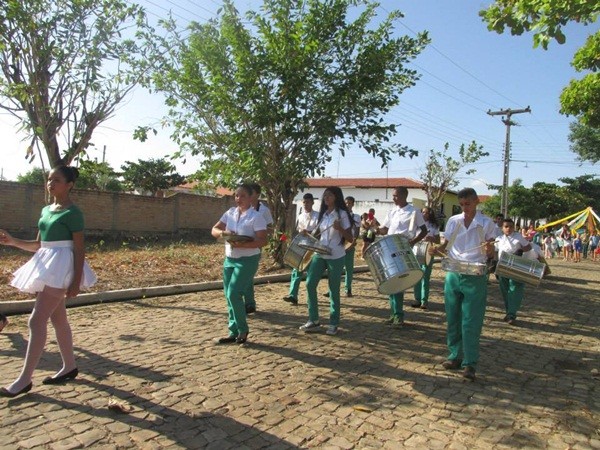Público prestigia Desfile Cívico das escolas municipais que tiveram educação, avanço e desafio como tema - Imagem 2