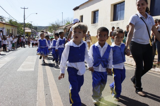 Milhares de alunos participaram do desfile dos 7 de setembro no município  - Imagem 10