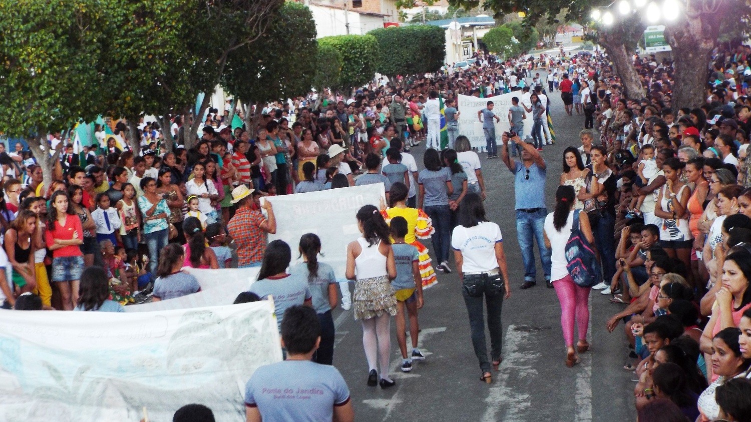 Desfile Cívico reúne mais de cinco mil pessoas em Avenida de Buriti dos Lopes