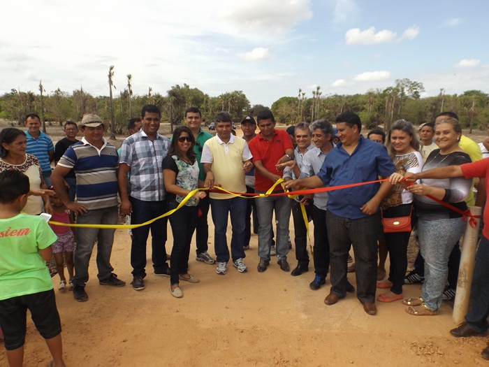 Prefeito Zé Henrique entrega passagem molhada e abastecimento d'água na zona rural do município!   - Imagem 1