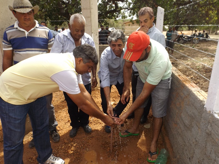 Prefeito Zé Henrique entrega passagem molhada e abastecimento d'água na zona rural do município!   - Imagem 6