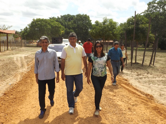 Prefeito Zé Henrique entrega passagem molhada e abastecimento d'água na zona rural do município!   - Imagem 7