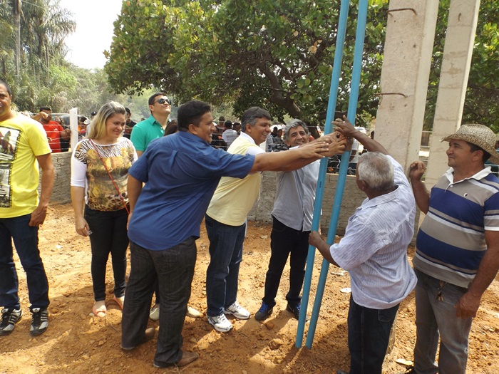 Prefeito Zé Henrique entrega passagem molhada e abastecimento d'água na zona rural do município!   - Imagem 5