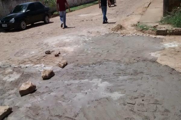 Secretário de Infraestrutura e Meio Ambiente , José Orlando, está recuperando canaletas - Imagem 1