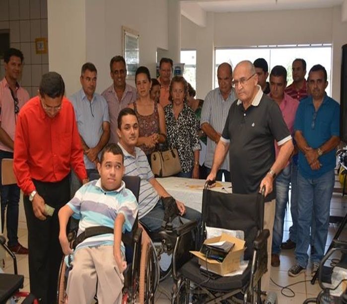 Prefeitura de Corrente entrega cadeira de rodas motorizadas - Imagem 1