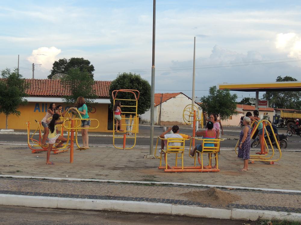 Prefeitura Municipal de Água Branca instala equipamentos de ginástica para a população