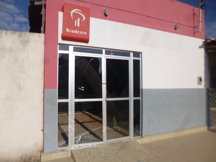 Bandidos explodem Banco do Bradesco em Redenção do Gurguéia. Posto ficou totalmente destruído  - Imagem 1
