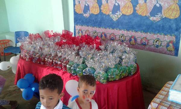 Escolinha Tia Loura, escolinha do maternal e CRAS realizam brincadeira para crianças  - Imagem 8