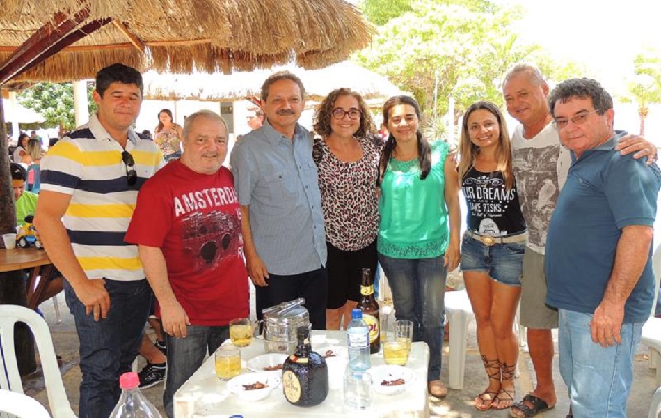 Familiares, amigos e políticos prestigiam aniversário de Evangelista Resende 