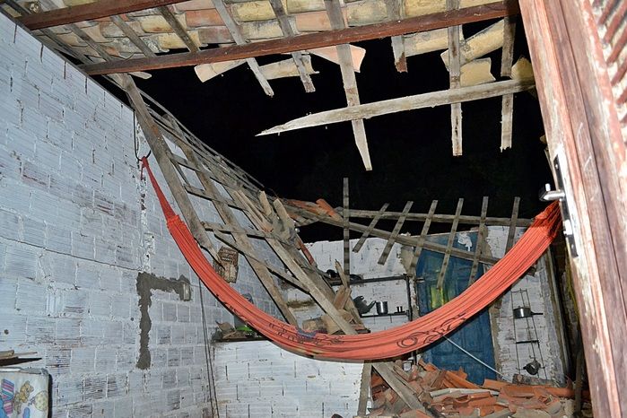 Telhado de casa desaba sobre família em Parnaíba e deixa feridos - Imagem 2