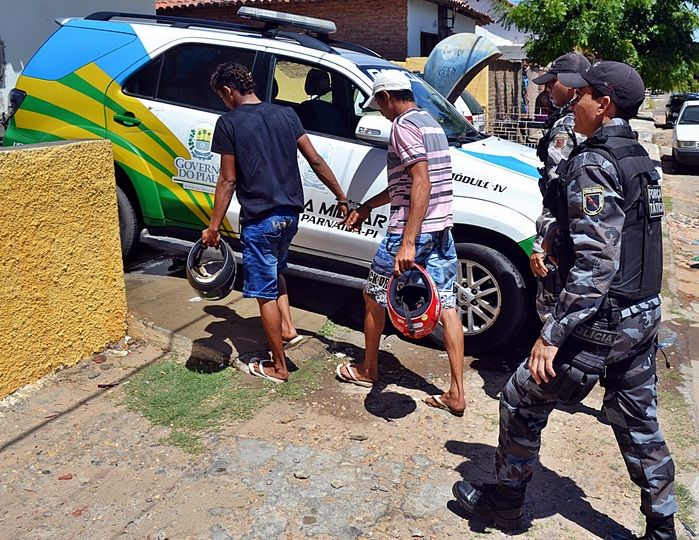 Durante blitz, PM flagra dupla com maconha e dinheiro em Parnaíba - Imagem 2