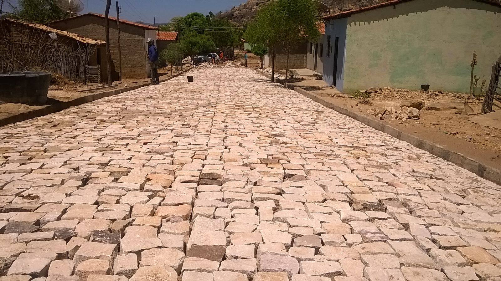 Prefeitura inicia pavimentação da Rua Santa Rosa no Bairro de Fátima