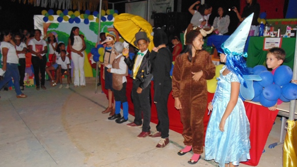 Crianças emocionam público ao darem show no festival de leitura em Santo Inácio - Imagem 98