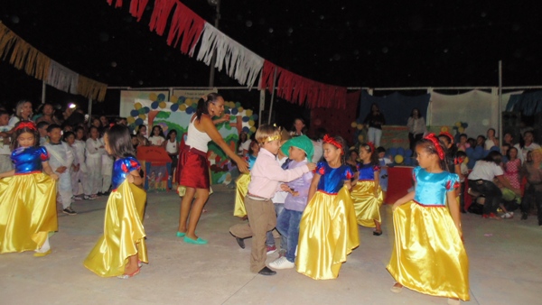 Crianças emocionam público ao darem show no festival de leitura em Santo Inácio - Imagem 44