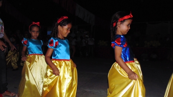Crianças emocionam público ao darem show no festival de leitura em Santo Inácio - Imagem 40