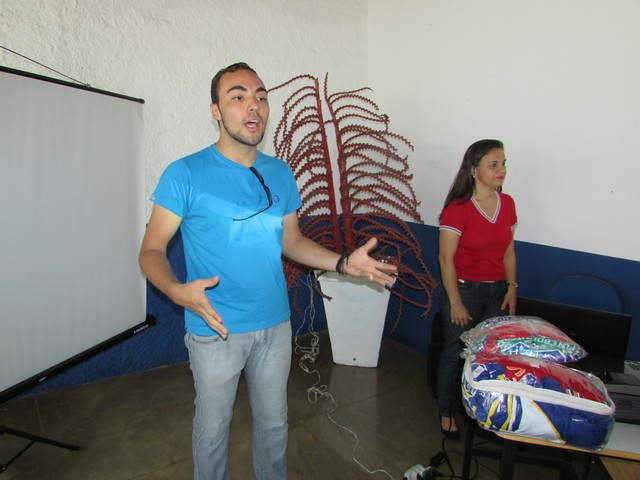 Secretaria Municipal de Assistência Social Entrega Material Esportivo Para Alunos do SCVF - Imagem 3