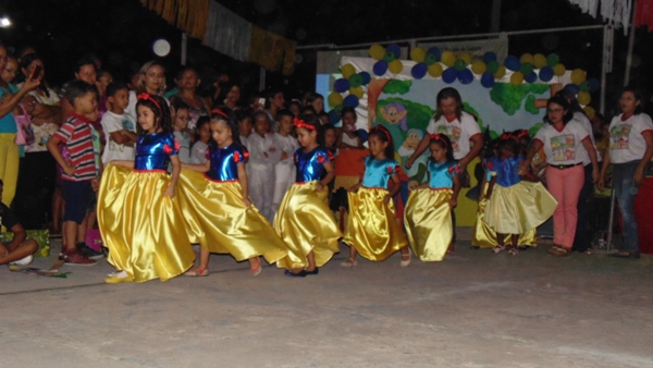 Crianças emocionam público ao darem show no festival de leitura em Santo Inácio - Imagem 38