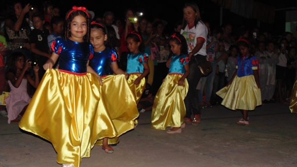 Crianças emocionam público ao darem show no festival de leitura em Santo Inácio - Imagem 39