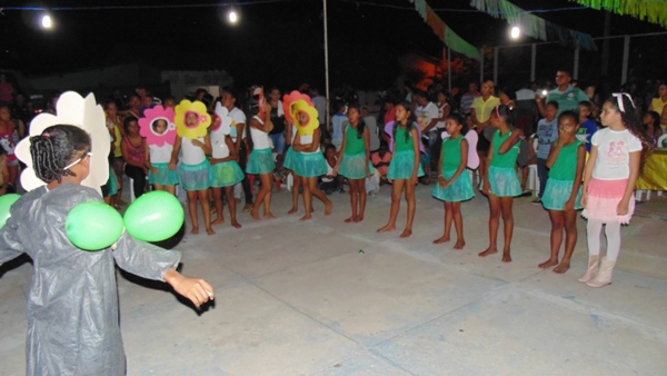 Crianças emocionam público ao darem show no festival de leitura em Santo Inácio - Imagem 85