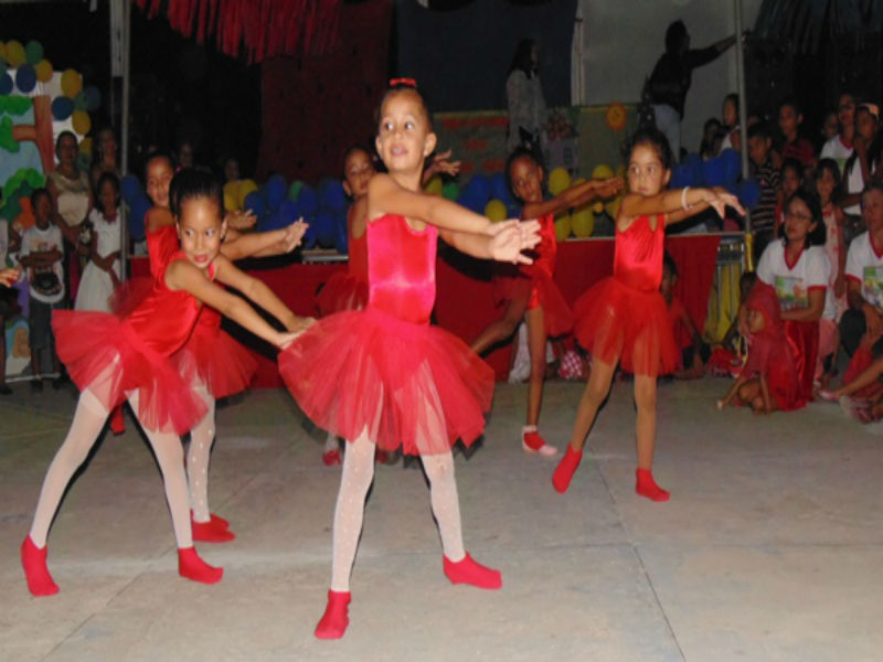 Crianças emocionam público ao darem show no festival de leitura em Santo Inácio