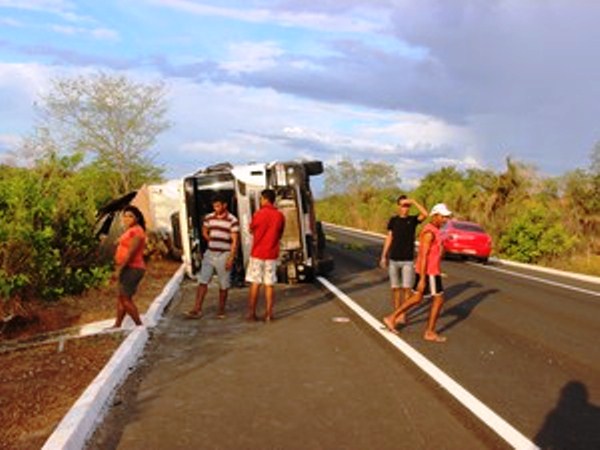 Carreta tomba na BR-343 e duas pessoas ficam feridas em Campo Maior  - Imagem 2