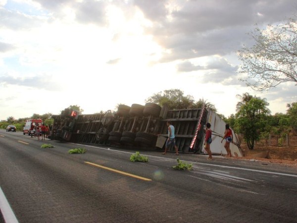Carreta tomba na BR-343 e duas pessoas ficam feridas em Campo Maior  - Imagem 1