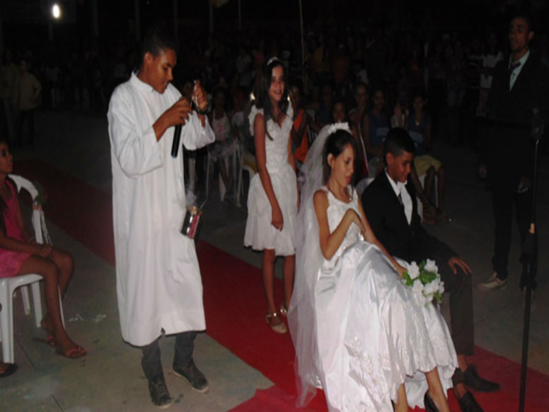 Segunda noite do Festival de Leitura  alunos conta  história literária Lisbela e o Prisioneiro 