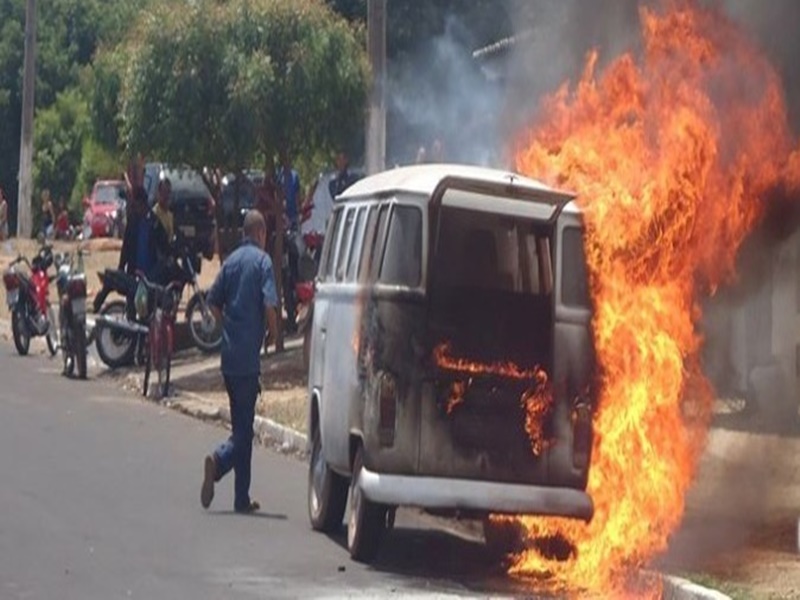 Carro fica destruído após pegar fogo em Piripiri