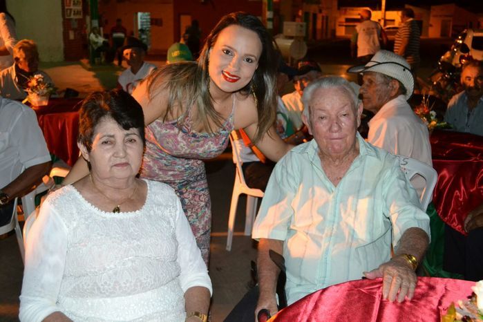 SEMAS e CRAS promovem festa para idosos e encerram as confraternizações 2015 junto aos grupos dos SCFV - Imagem 60