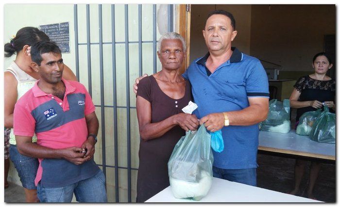 Secretário de Assistência Social Erivan Almondes entrega cestas com alimentos para a população inhumense - Imagem 1
