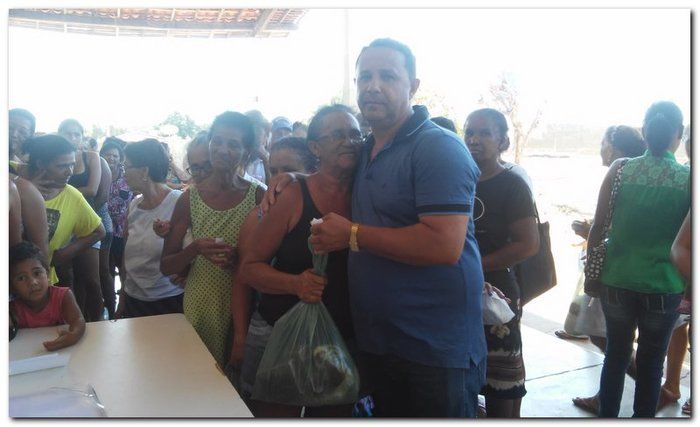 Secretário de Assistência Social Erivan Almondes entrega cestas com alimentos para a população inhumense - Imagem 4