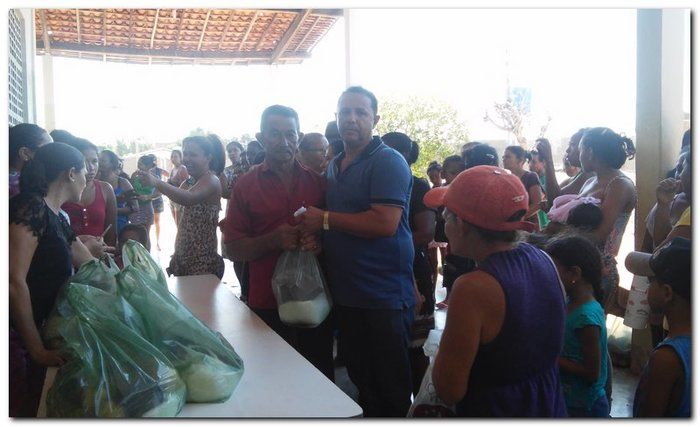 Secretário de Assistência Social Erivan Almondes entrega cestas com alimentos para a população inhumense - Imagem 10