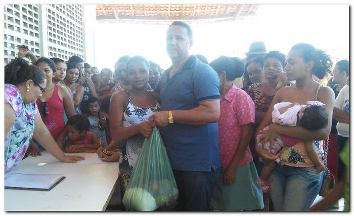 Secretário de Assistência Social Erivan Almondes entrega cestas com alimentos para a população inhumense - Imagem 12