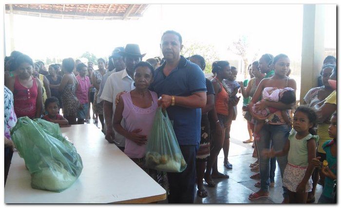 Secretário de Assistência Social Erivan Almondes entrega cestas com alimentos para a população inhumense - Imagem 8