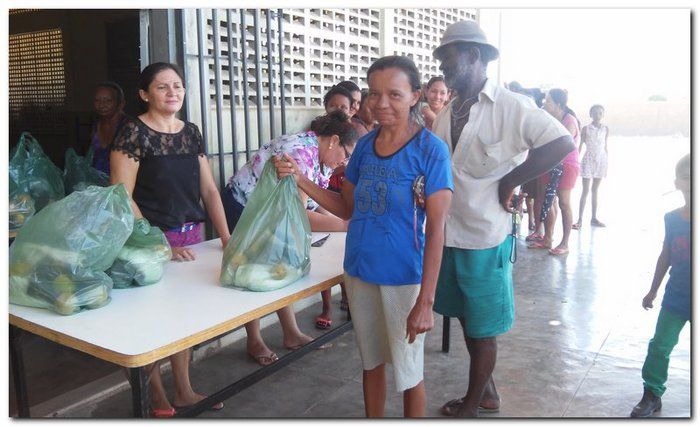 Secretário de Assistência Social Erivan Almondes entrega cestas com alimentos para a população inhumense - Imagem 17