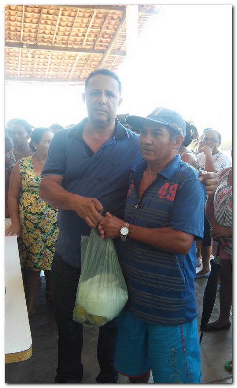 Secretário de Assistência Social Erivan Almondes entrega cestas com alimentos para a população inhumense - Imagem 13