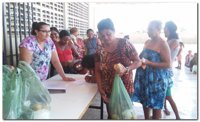 Secretário de Assistência Social Erivan Almondes entrega cestas com alimentos para a população inhumense - Imagem 14