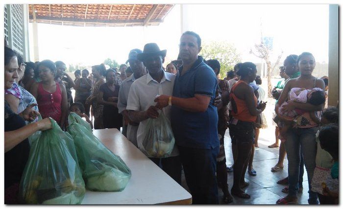 Secretário de Assistência Social Erivan Almondes entrega cestas com alimentos para a população inhumense - Imagem 9