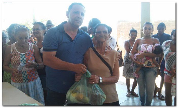 Secretário de Assistência Social Erivan Almondes entrega cestas com alimentos para a população inhumense - Imagem 2