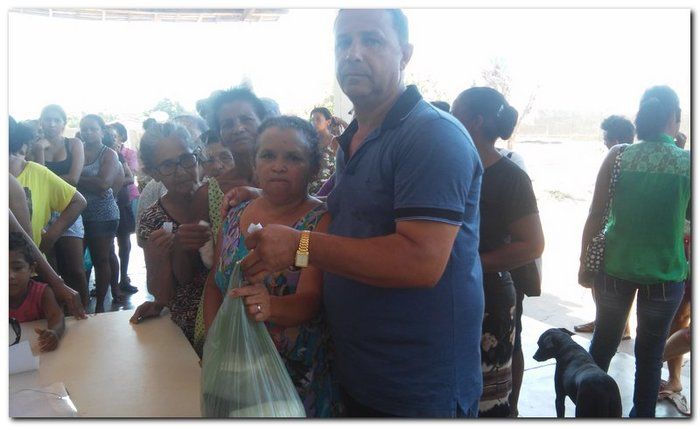 Secretário de Assistência Social Erivan Almondes entrega cestas com alimentos para a população inhumense - Imagem 5